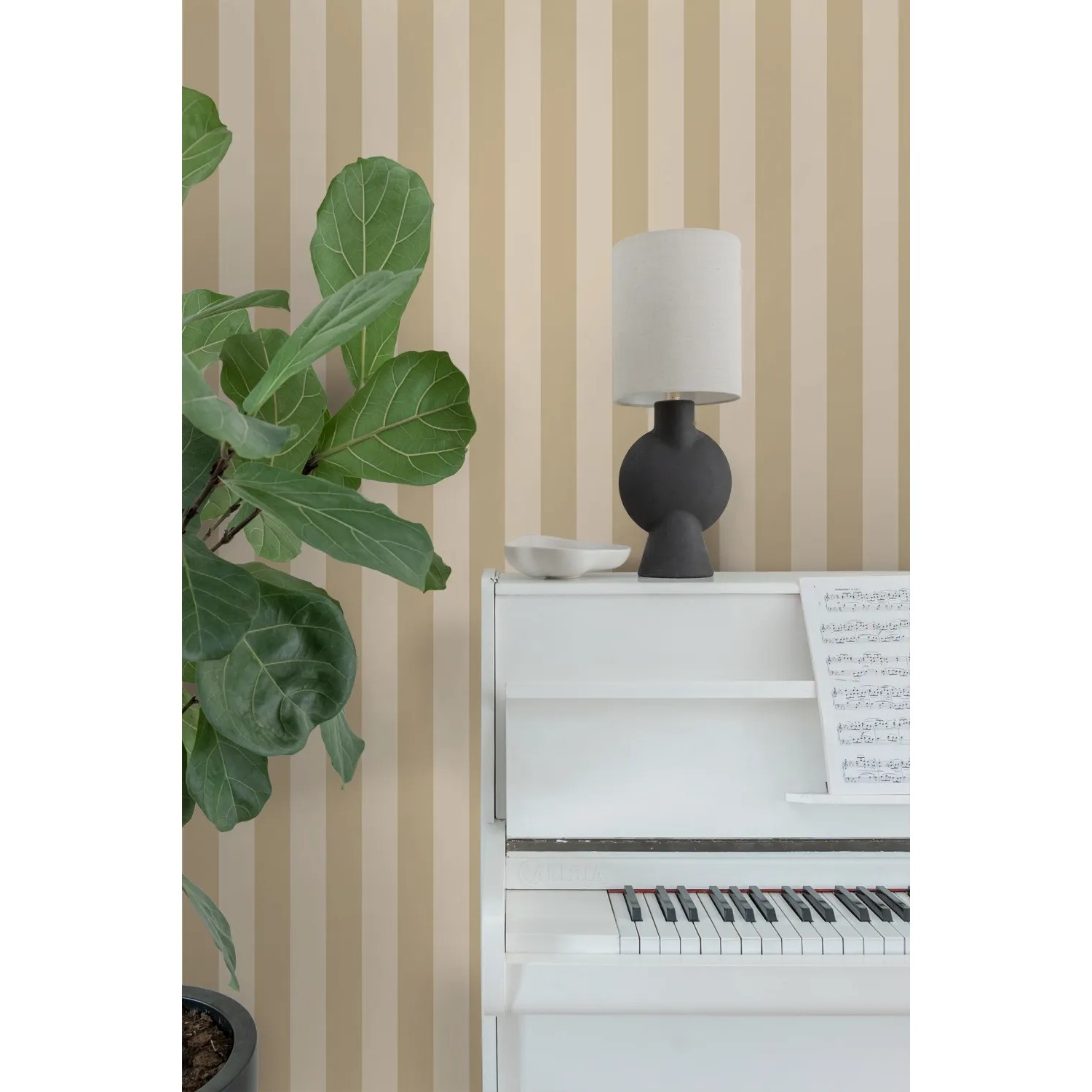 Beige Sanders & Sanders Tapete mit Streifenmuster an Wand hinter Klavier und Lampe.