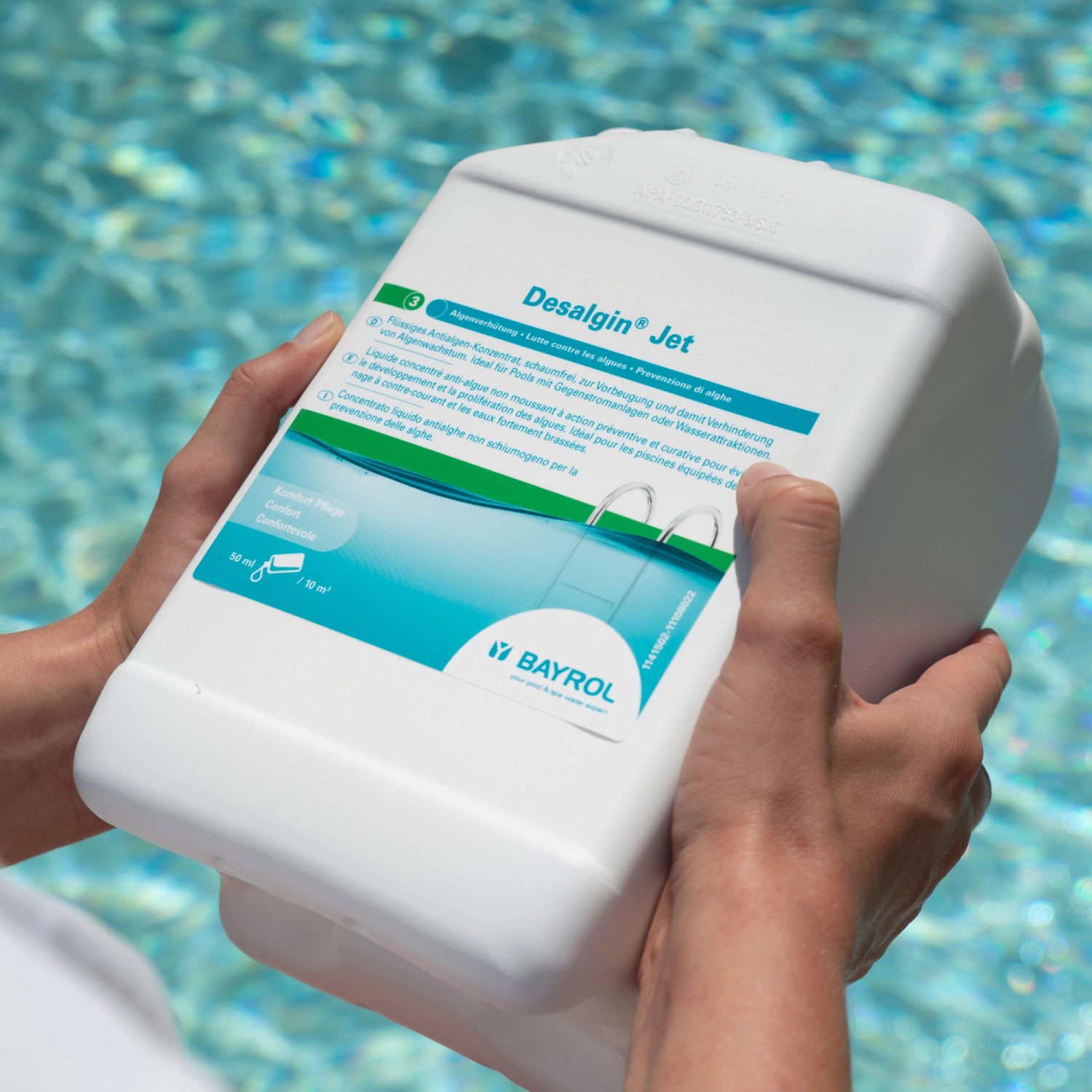 Bayrol Desalgin Jet 3l Algenbekämpfungsmittel in Händen vor Poolwasser.