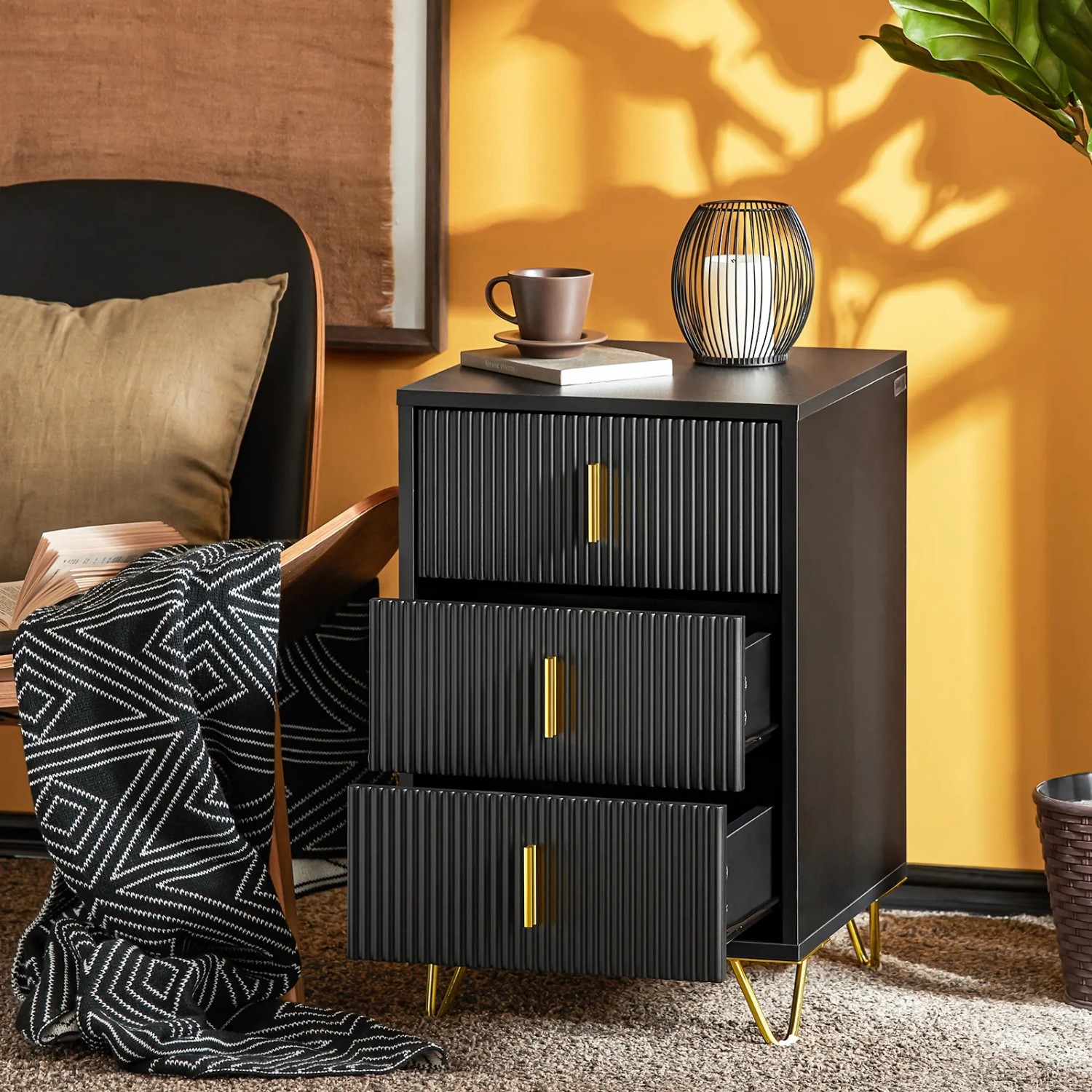 Schwarzer SoBuy Nachttisch FBT115-L-SCH mit 3 Schubladen und goldenen Griffen.