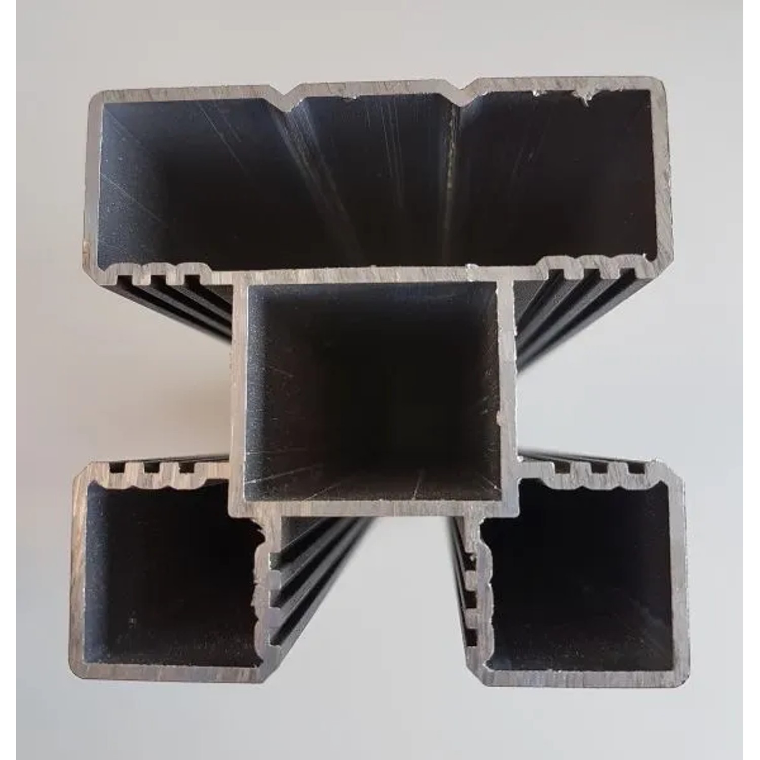 Profilansicht eines anthrazitfarbenen GartenLand Tor-Steckzaunpfostens aus Aluminium mit drei Nuten.