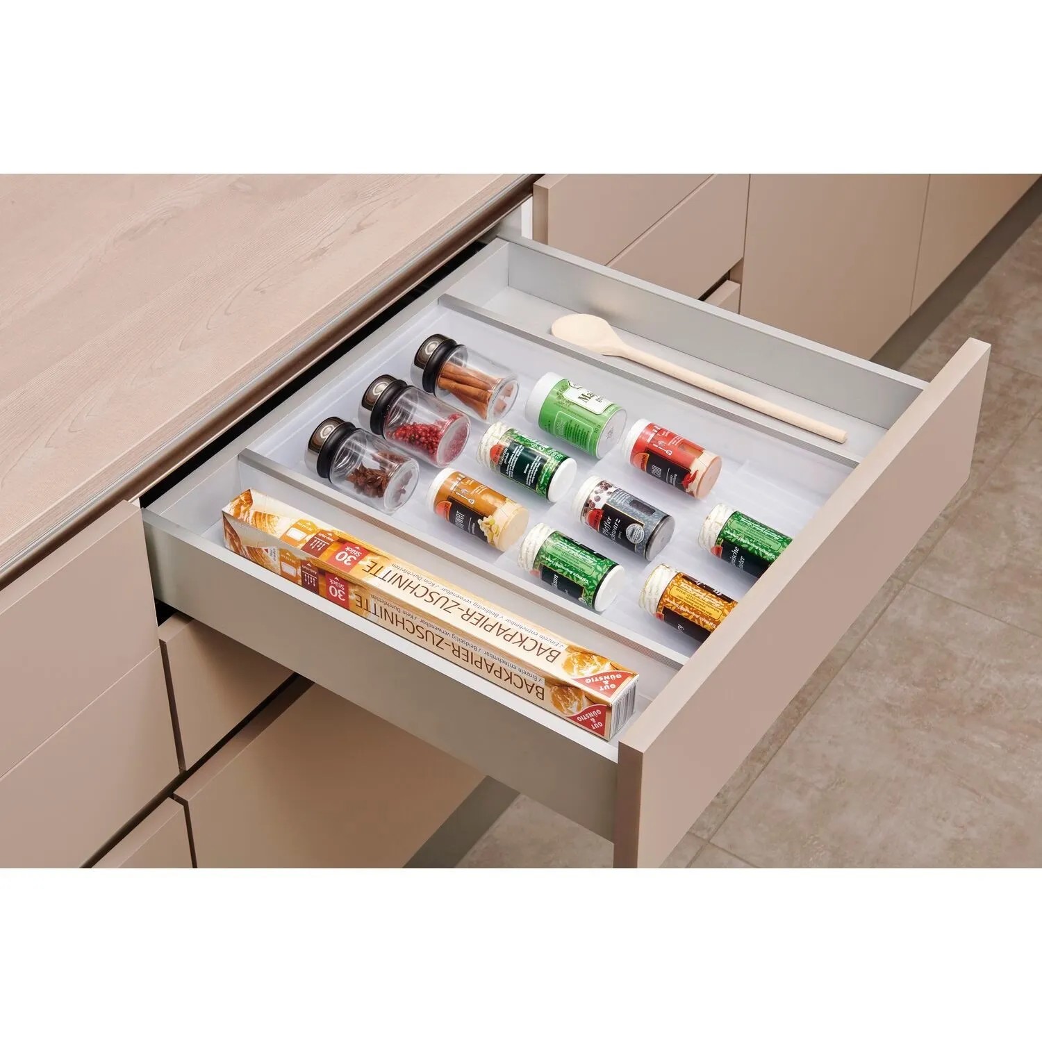 Ninka Cuisio Gewürzeinsatz in offener Schublade. Weißer transluzenter Kunststoff Organizer mit Aluminiumprofilen für Gewürze.