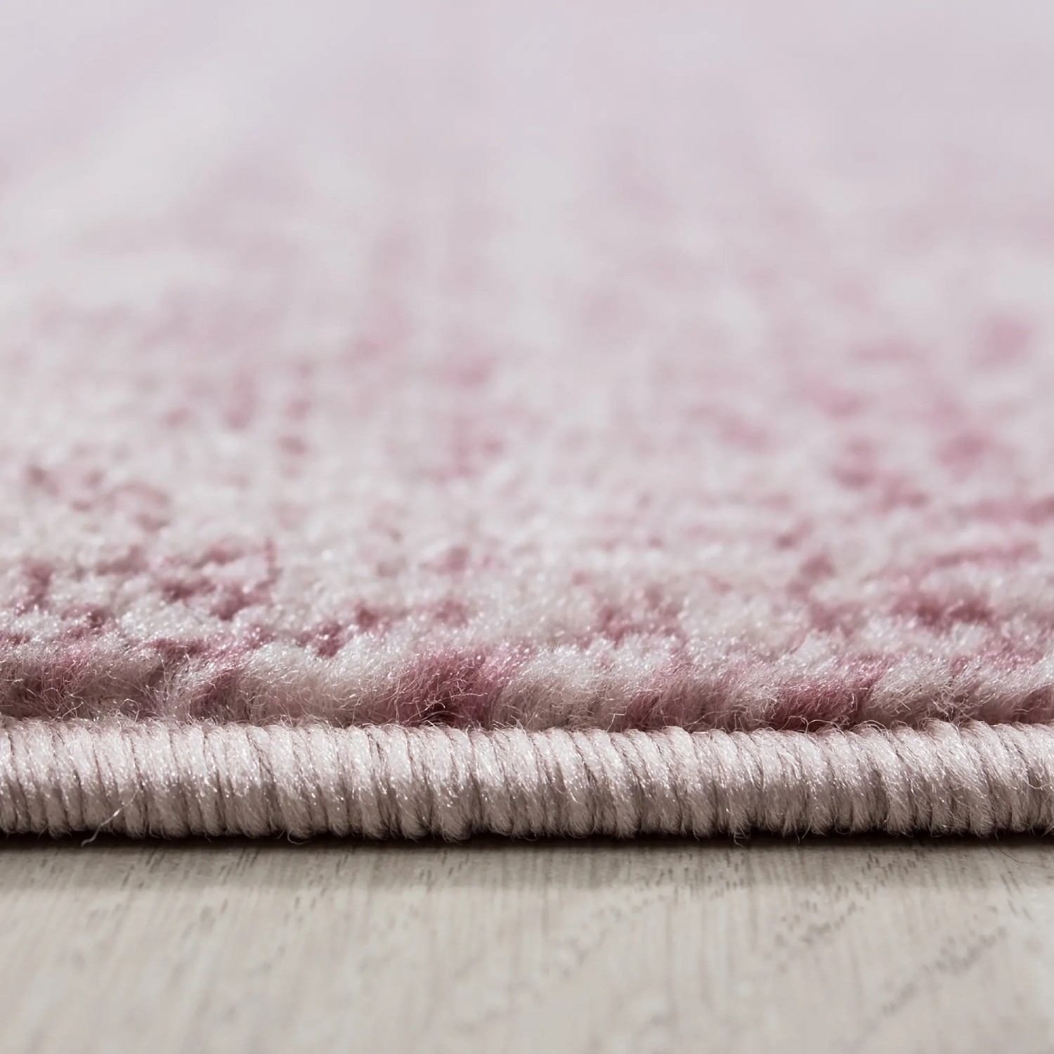 Detailaufnahme: Ayyildiz Kurzflorteppich Plus 8000 in Pink, 160x230 cm. Florstruktur und Farbe gut sichtbar.