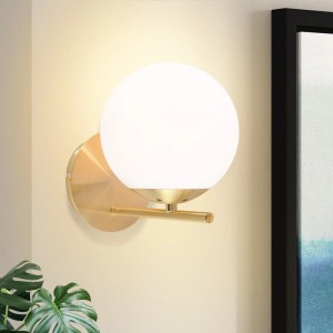 Moderne goldene ZMH Wandleuchte mit weißer Glaskugel, E27-Fassung. Ideal für stilvolle Beleuchtung in Wohnräumen.
