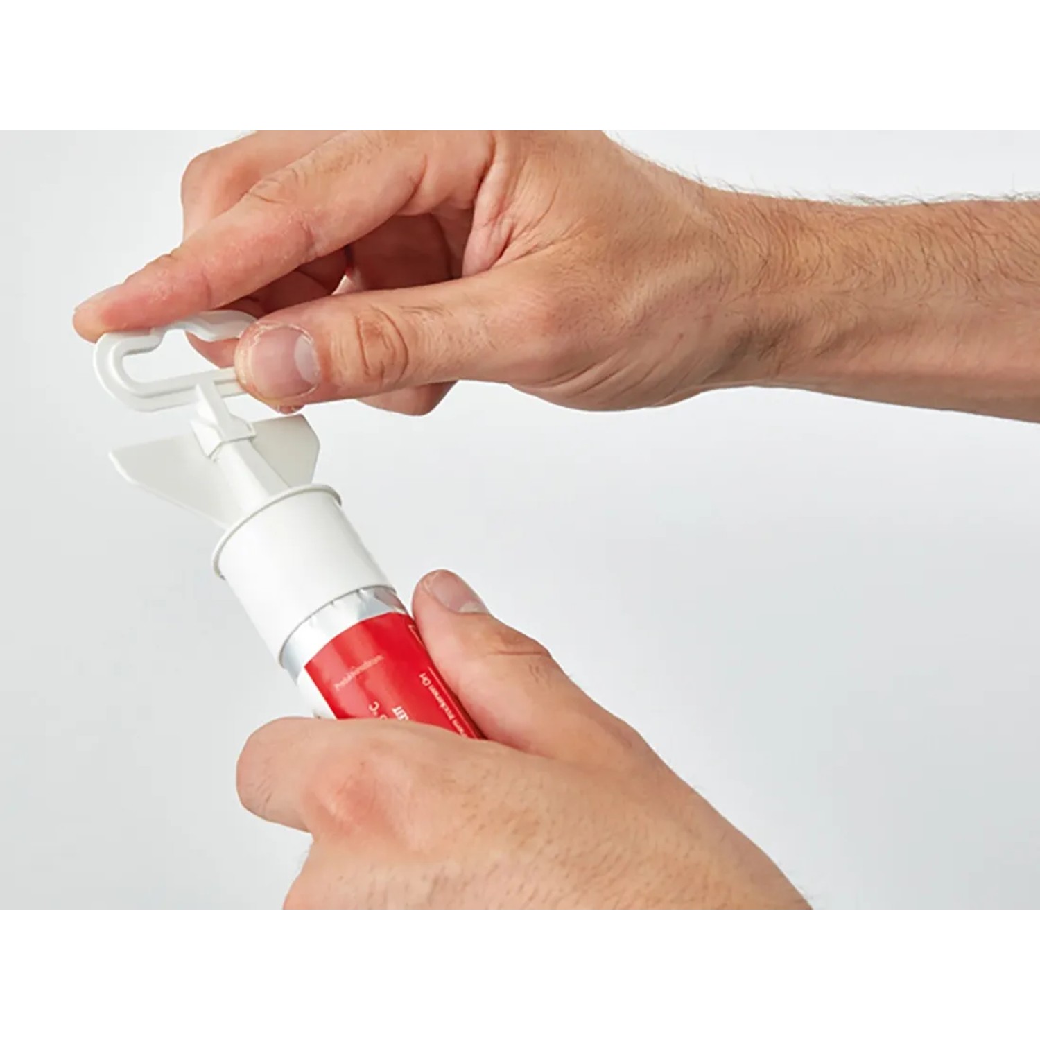 fischer Reparatur Spachtel 70ml mit integriertem Spachtel in der Anwendung.