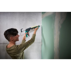 Frau benutzt wolfcraft Kartuschenpresse MG 400 Ergo für Silikonarbeiten an Wand.