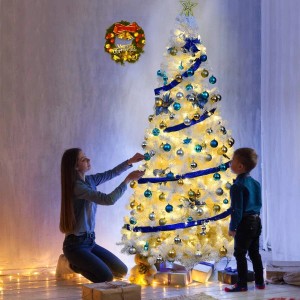Geschmückter, weißer, künstlicher Costway Weihnachtsbaum (240cm) mit blau-goldenen Kugeln und LED-Lichtern.