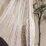 Hängender ebuy24 Kalino Gartenstuhl in Offwhite, Detailansicht der geflochtenen Struktur.