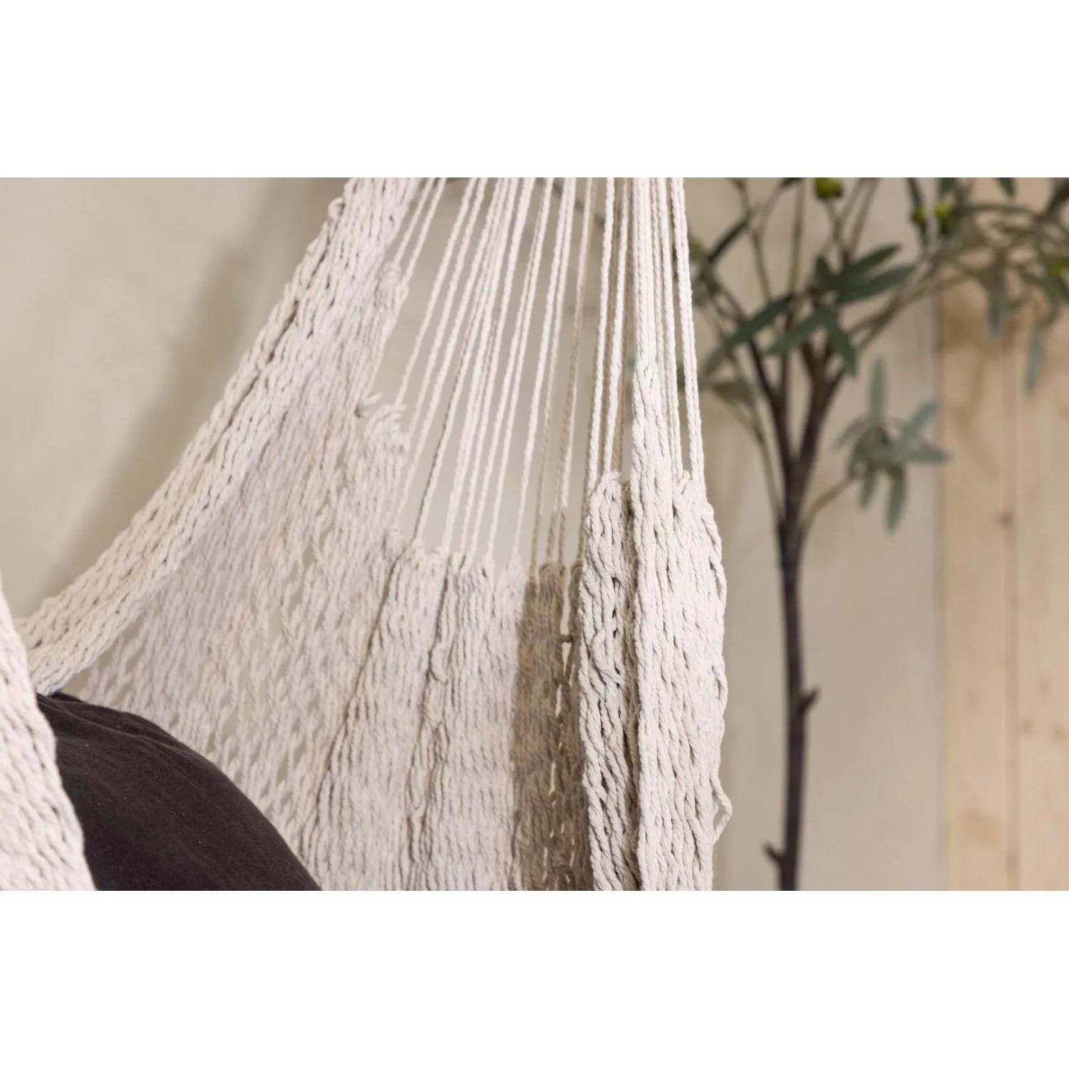 Hängender ebuy24 Kalino Gartenstuhl in Offwhite, Detailansicht der geflochtenen Struktur.