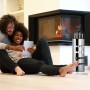Relaxdays Kaminbesteck 5-tlg. aus Stahl/Edelstahl, modern, mit Ständer neben brennendem Kamin.