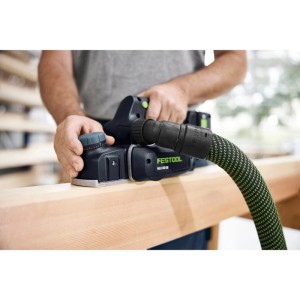 Person hobelt Holz mit Festool Akku-Handhobel HLC 82 EB. Handwerkzeug mit Absaugung für präzise Arbeiten.