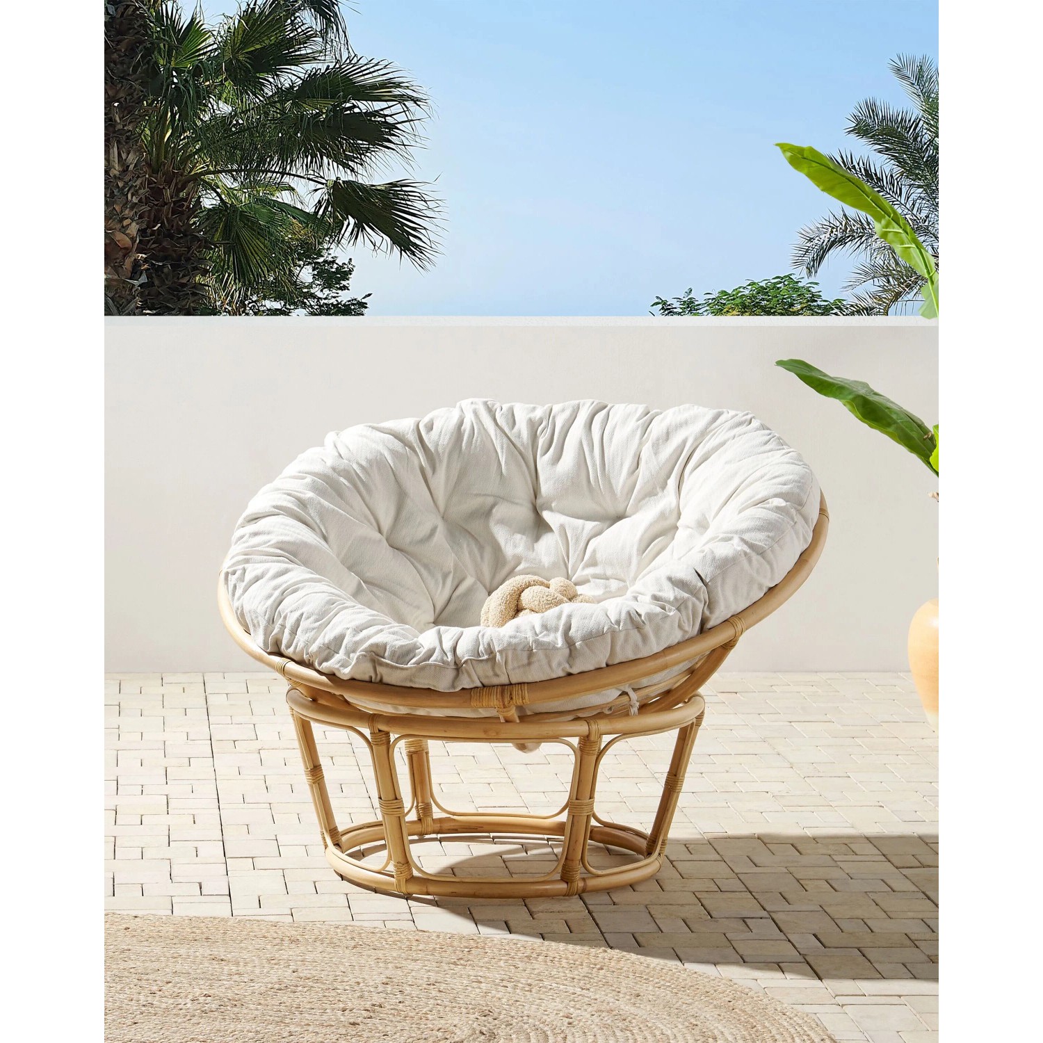 Beliani Gartenstuhl, naturfarben beige, 110x110x77 cm. Rattan Stuhl mit weichem Sitzkissen für Garten und Terrasse.