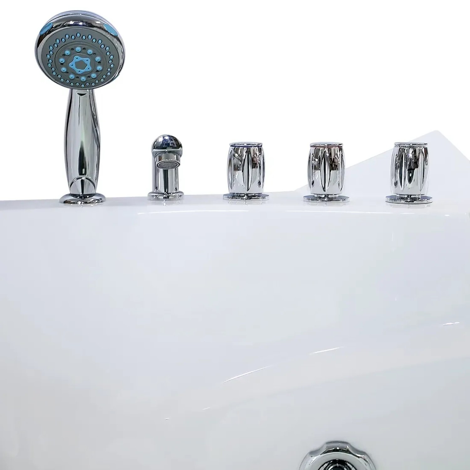 Detailansicht: AquaVapore Whirlpool Badewanne mit Armaturen und Handbrause.