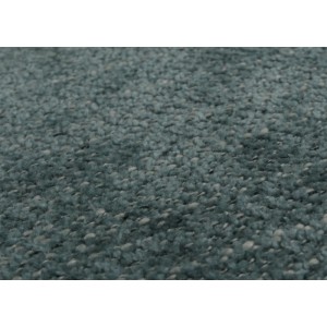 Nahaufnahme des grünen Chenille-Stoffbezugs eines Esszimmerstuhls. Weiche, strukturierte Oberfläche des Textils.