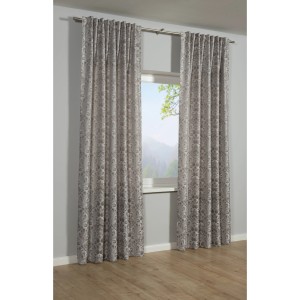 Bennetti Schal Taupe mit Jacquard-Muster, 140x245 cm, als Fenstervorhang dekoriert.