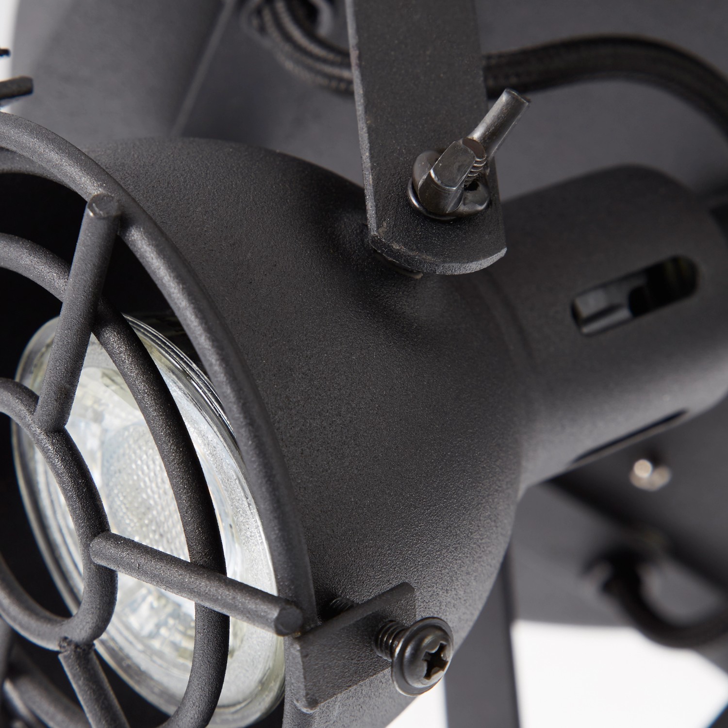 Detailaufnahme: Schwarzer 3er LED-Spot Jesper. Metall-Spot mit Leuchtmittel.