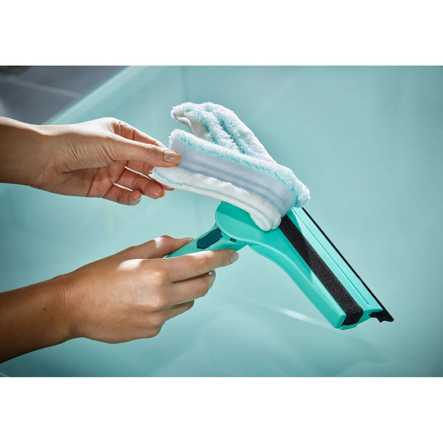 Leifheit Fensterwischer Window & Frame Cleaner L in Türkis mit Mikrofaserbezug und Abziehlippe.