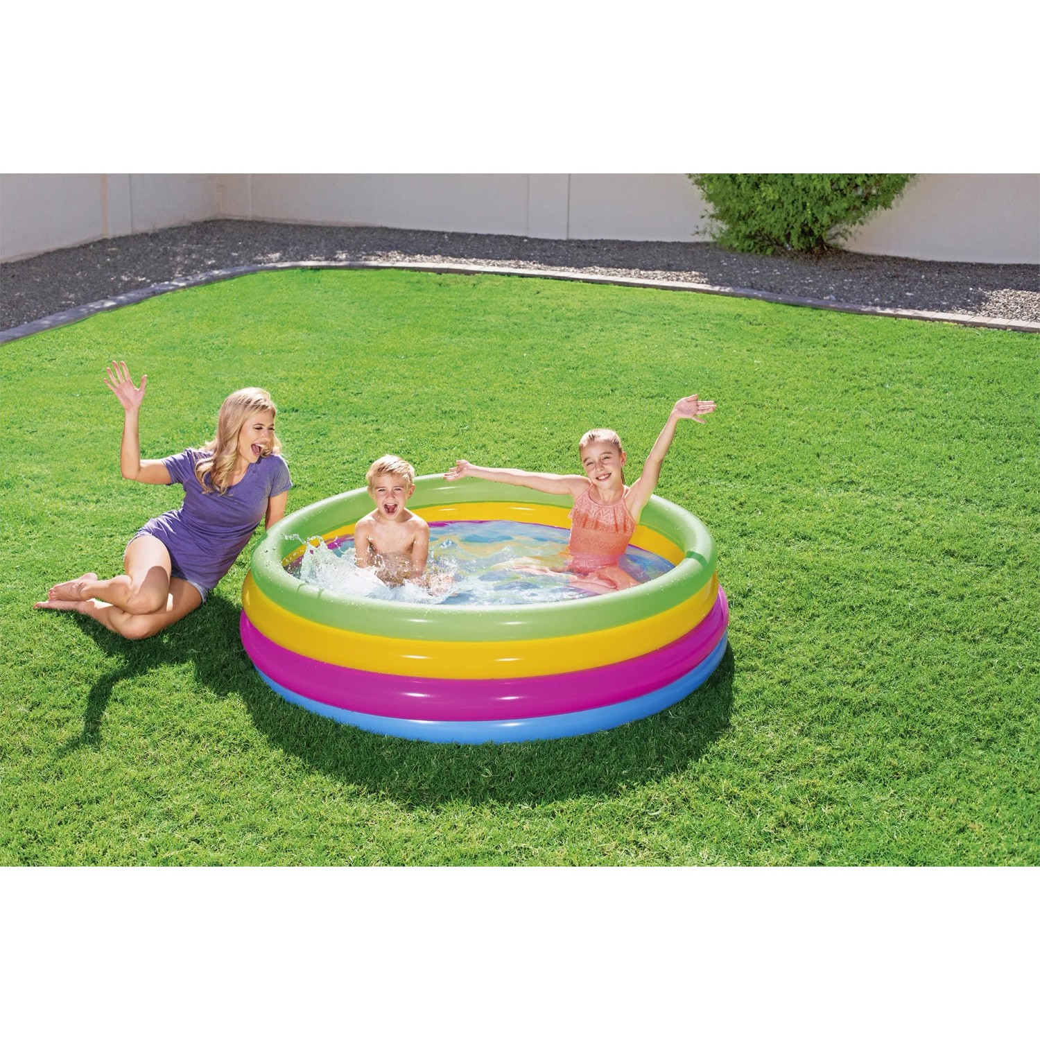 Bestway Planschbecken Swim Squad mit Kindern im Garten, buntes Design.