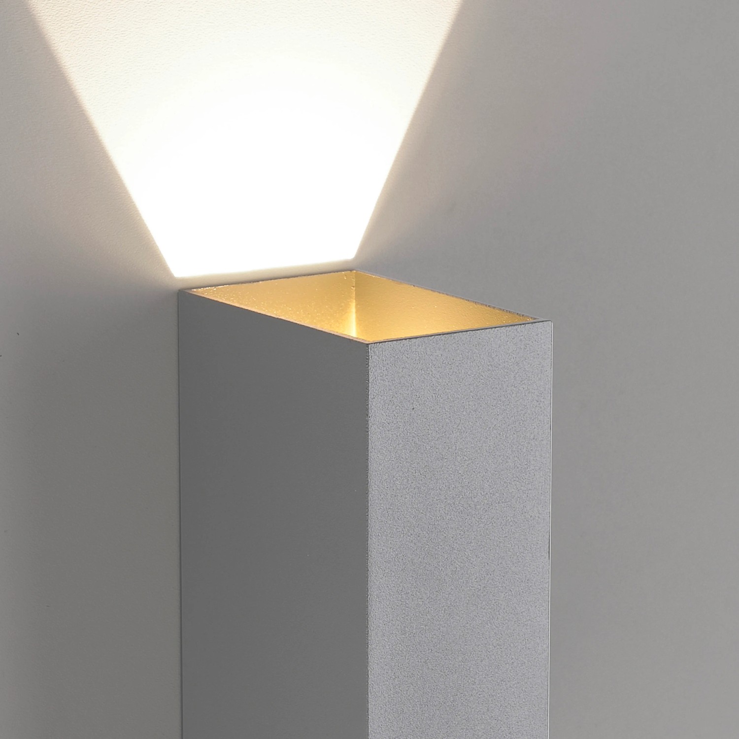 Graue LED-Außenwandleuchte Block von Paul Neuhaus, Lichtkegel nach oben und unten.