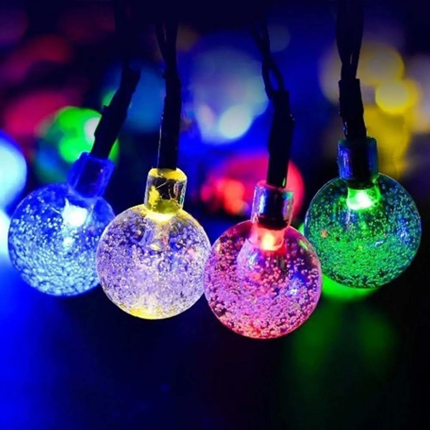 Vier bunte, leuchtende Kristallkugeln einer Salcar Solar LED Lichterkette. Dekoration für Außen & Weihnachten.
