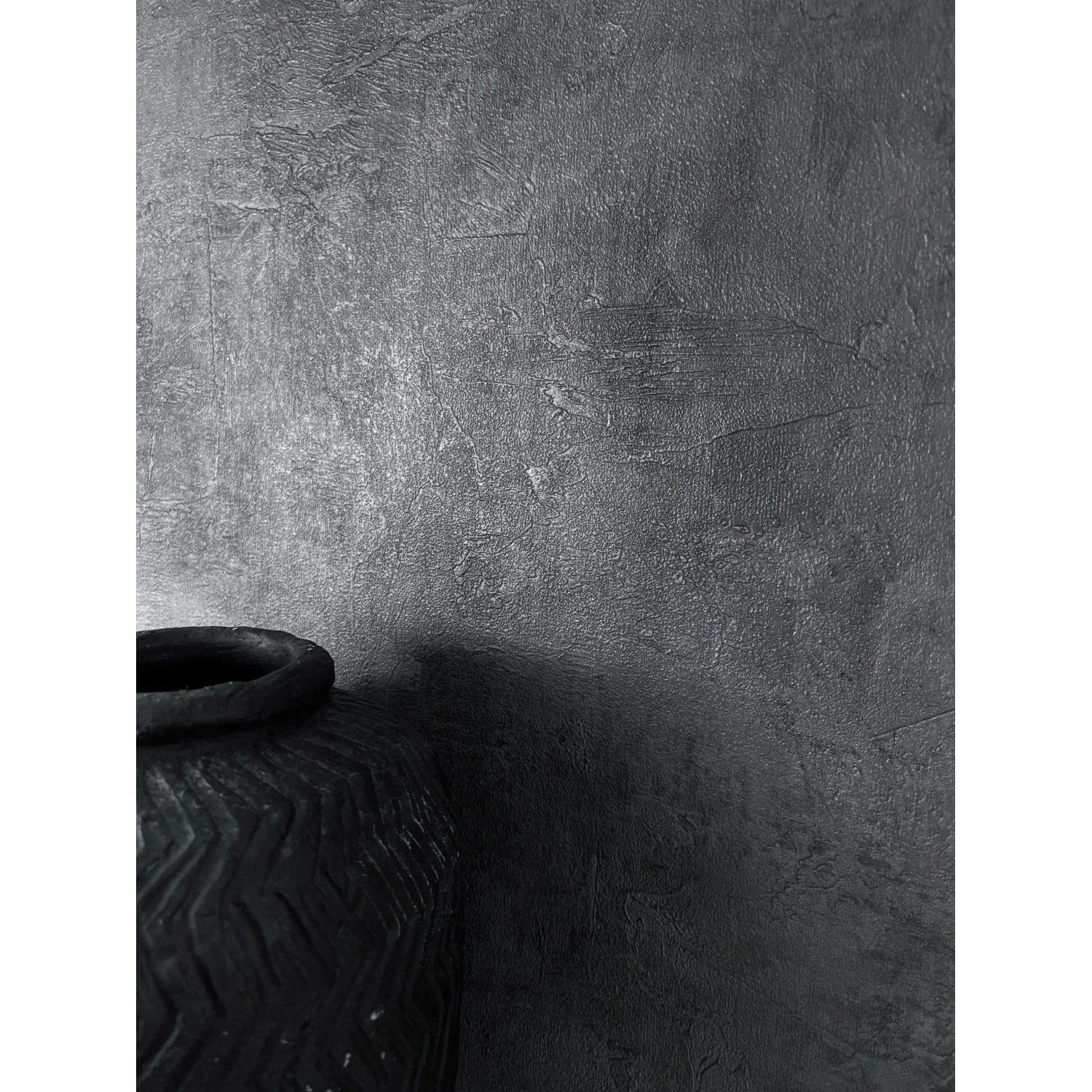 Newroom Vliestapete Milya Anthrazit Betonoptik mit Vase im modernen Stil.