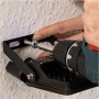 Montage eines schwarzen LED's Work Außenstrahlers mit Sensor an einer Wand.