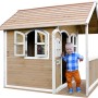 Axi Alex Spielhaus aus Holz in Braun und Weiß mit Veranda und Kind.