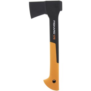 Fiskars X7-XS Universalaxt, 25,5 cm, mit schwarzem Axtkopf und orangefarbenem Griff.