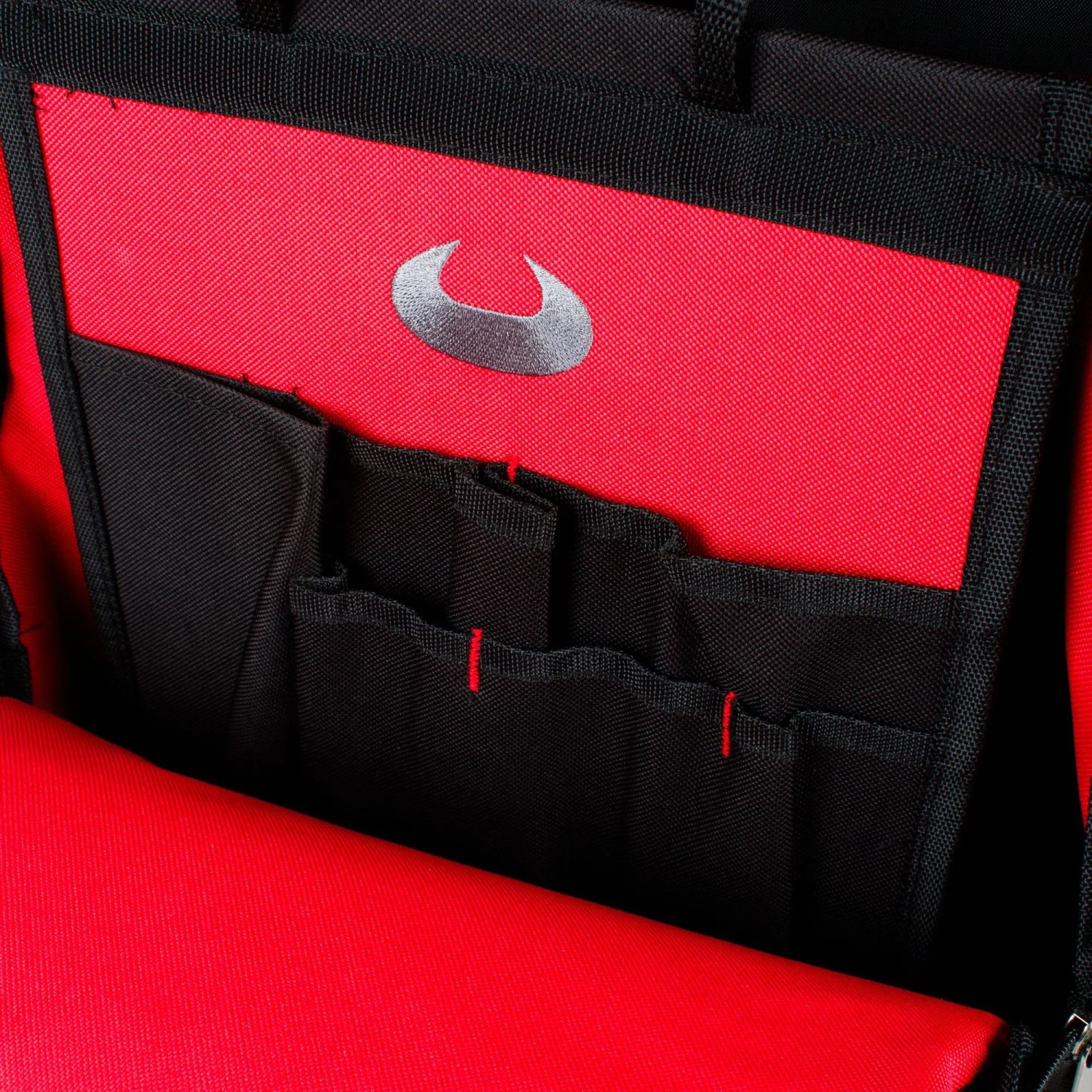 Detailaufnahme: Mephisto Werkzeugrucksack "Fire" mit Fächern und Logo in Rot, Schwarz und Grau.