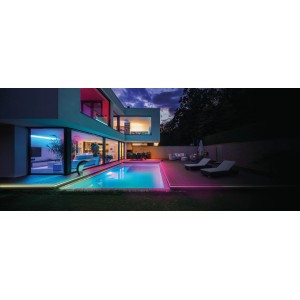Ledvance LED-Strip Neon Digitalflex am Pool eines Hauses mit RGB-Beleuchtung.
