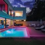 Ledvance LED-Strip Neon Digitalflex am Pool eines Hauses mit RGB-Beleuchtung.