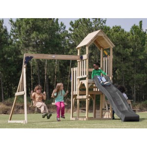 Axi Spielturm Mette mit Doppelschaukel, Rutsche und Sandkasten im Garten mit spielenden Kindern.