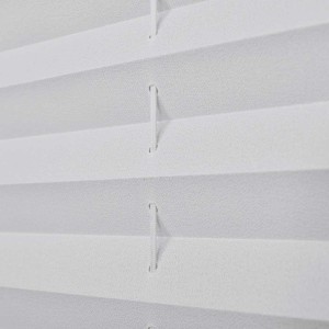 Detailaufnahme: Weißes Verdunklungsplissee 80x100 cm für Fenster.