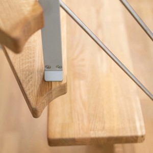 Detailansicht Dolle Mittelholmtreppe Hamburg, Eiche perlgrau, mit Edelstahlgeländer.