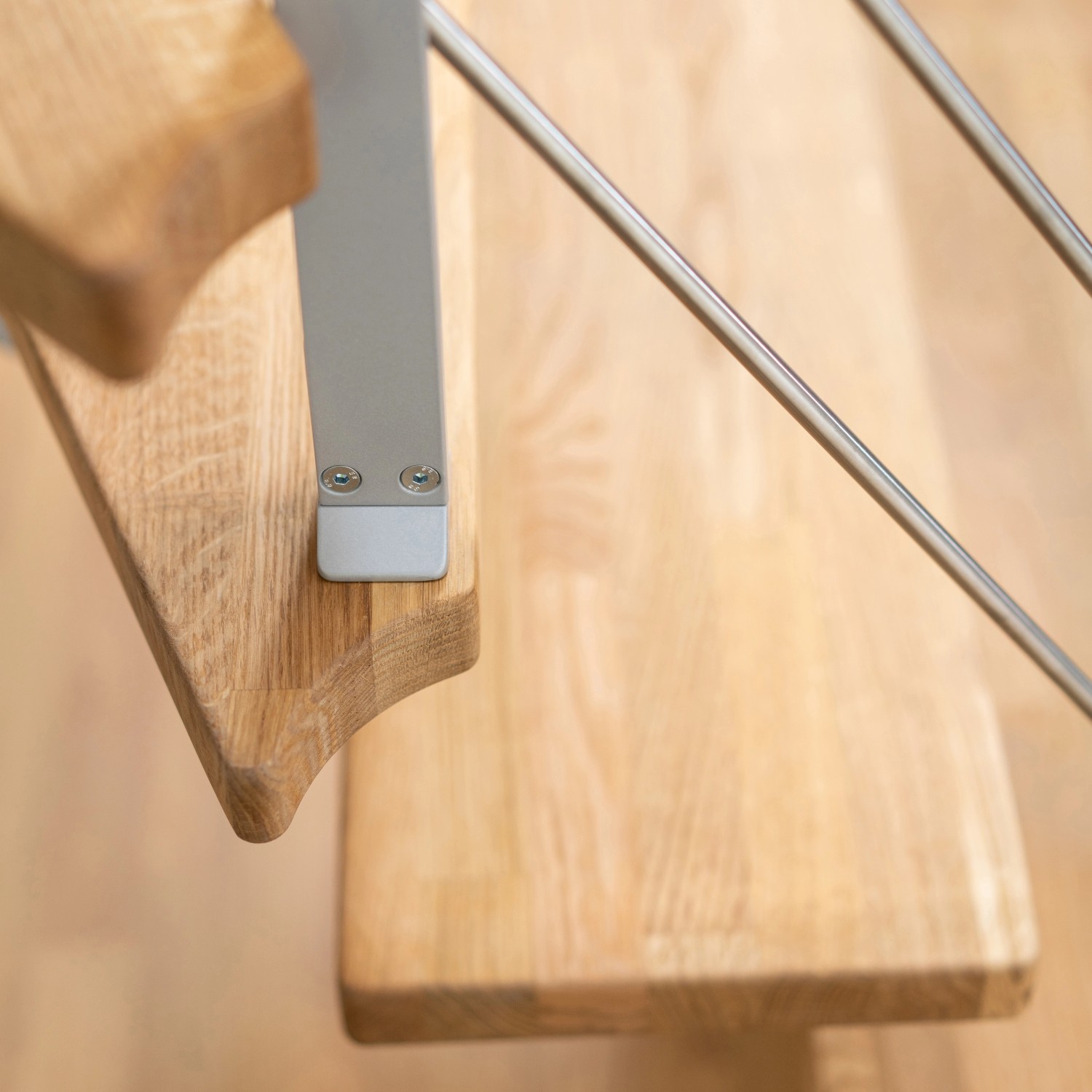 Detailansicht Dolle Mittelholmtreppe Hamburg, Eiche perlgrau, mit Edelstahlgeländer.