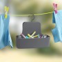 Wenko Duschcaddy Barcelona Anthrazit mit Wäscheklammern am Wäscheständer.