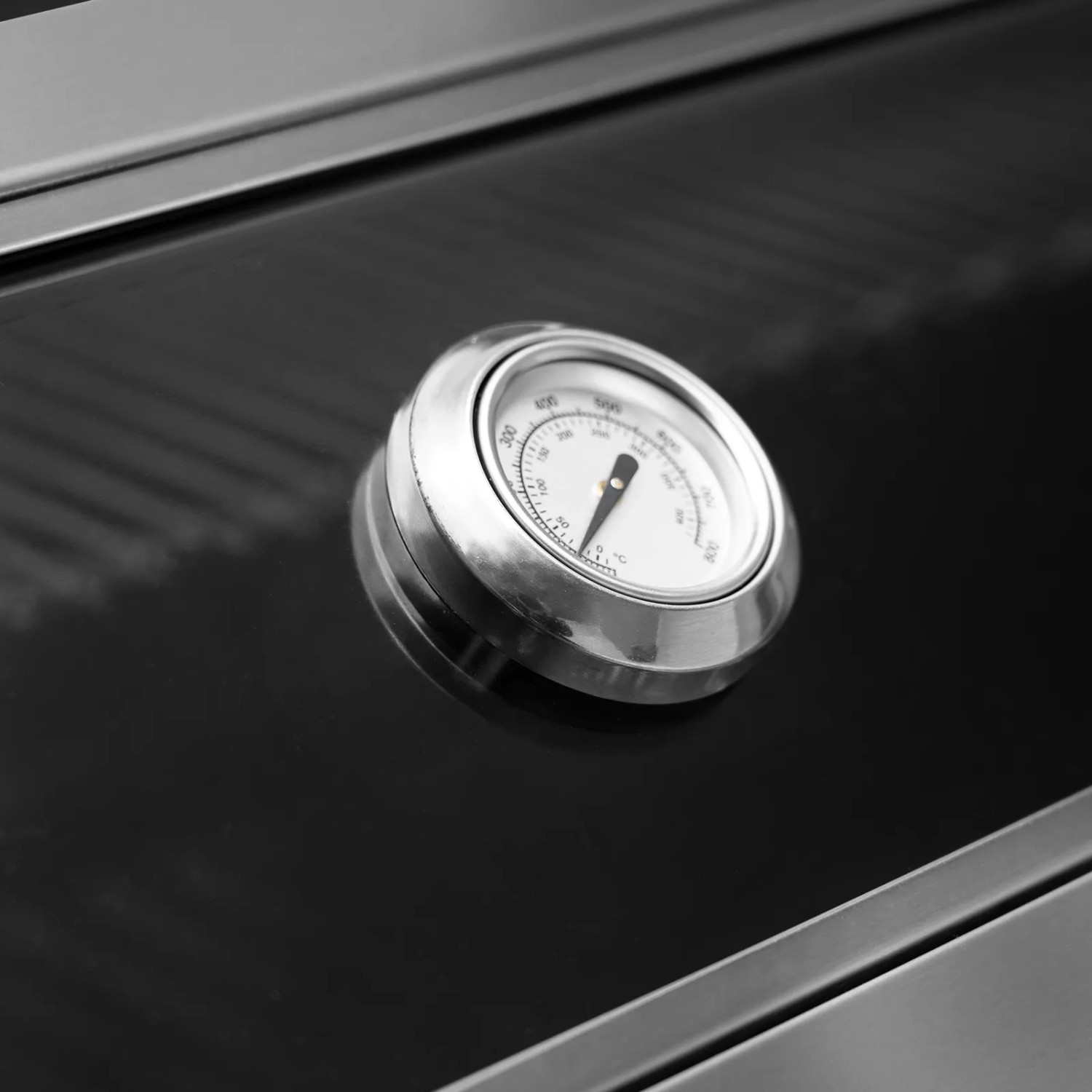 Detailaufnahme: Thermometer im Deckel des Taino Platinum Yamara Gasgrills.