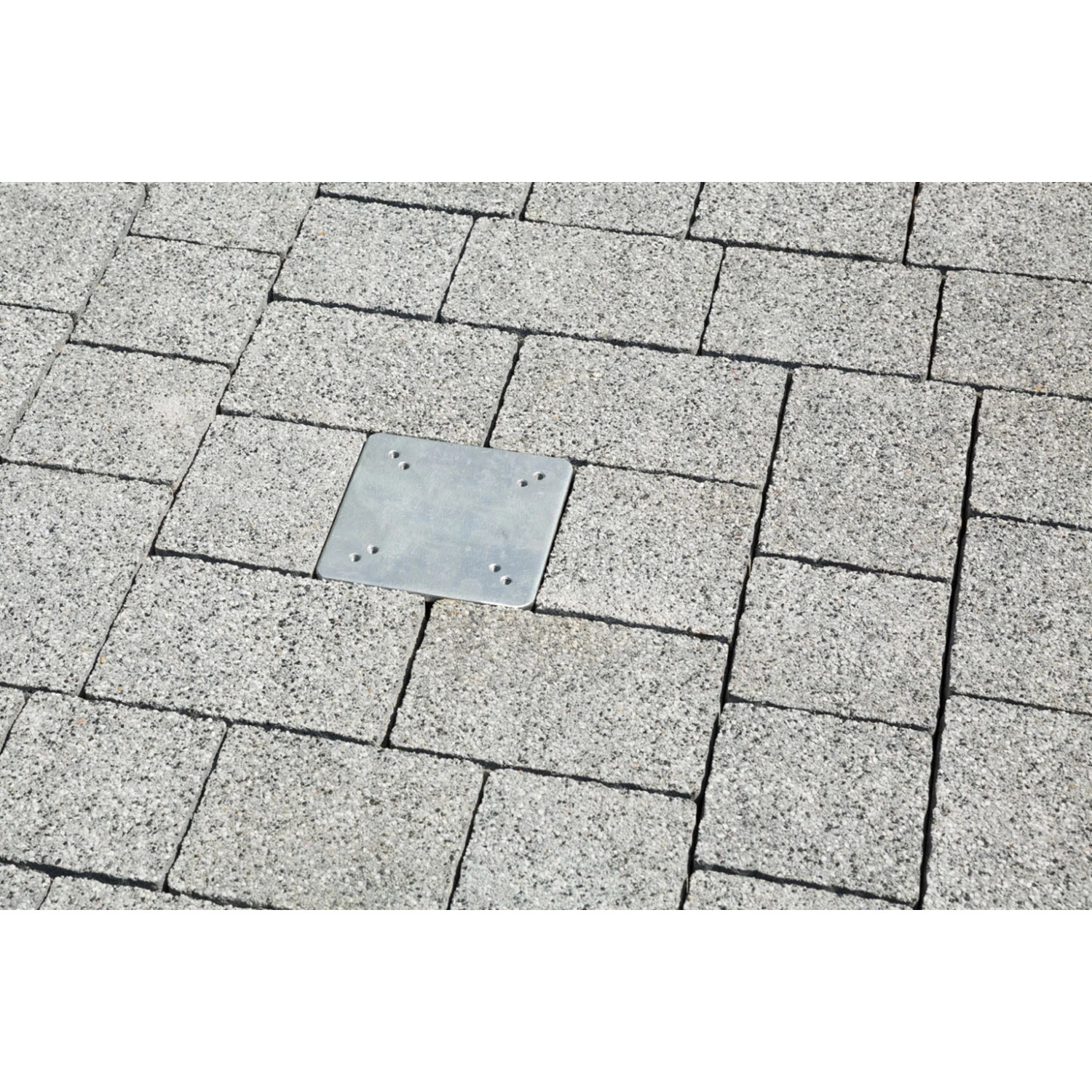 Schneider Universal-Bodenplatte verzinkt, eingelassen in Pflastersteine für Ampelschirm.