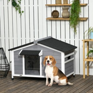 Graue PawHut Hundehütte aus Holz mit schwarzem Asphaltdach, davor ein Beagle. Dach ist zu öffnen.