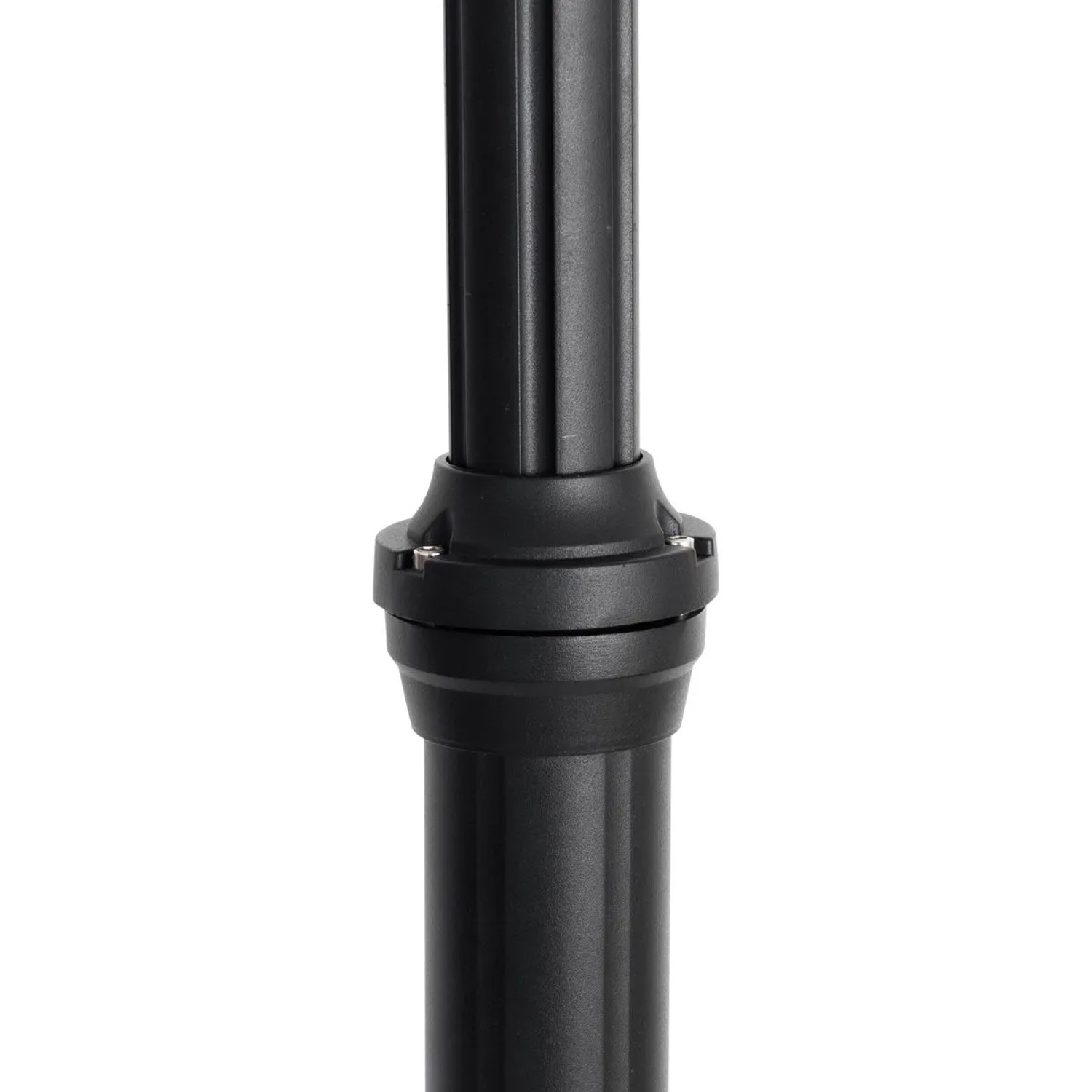 Detailaufnahme der schwarzen QAZQA Außenlaterne Berta, 235 cm hoch, mit 3 Leuchten.
