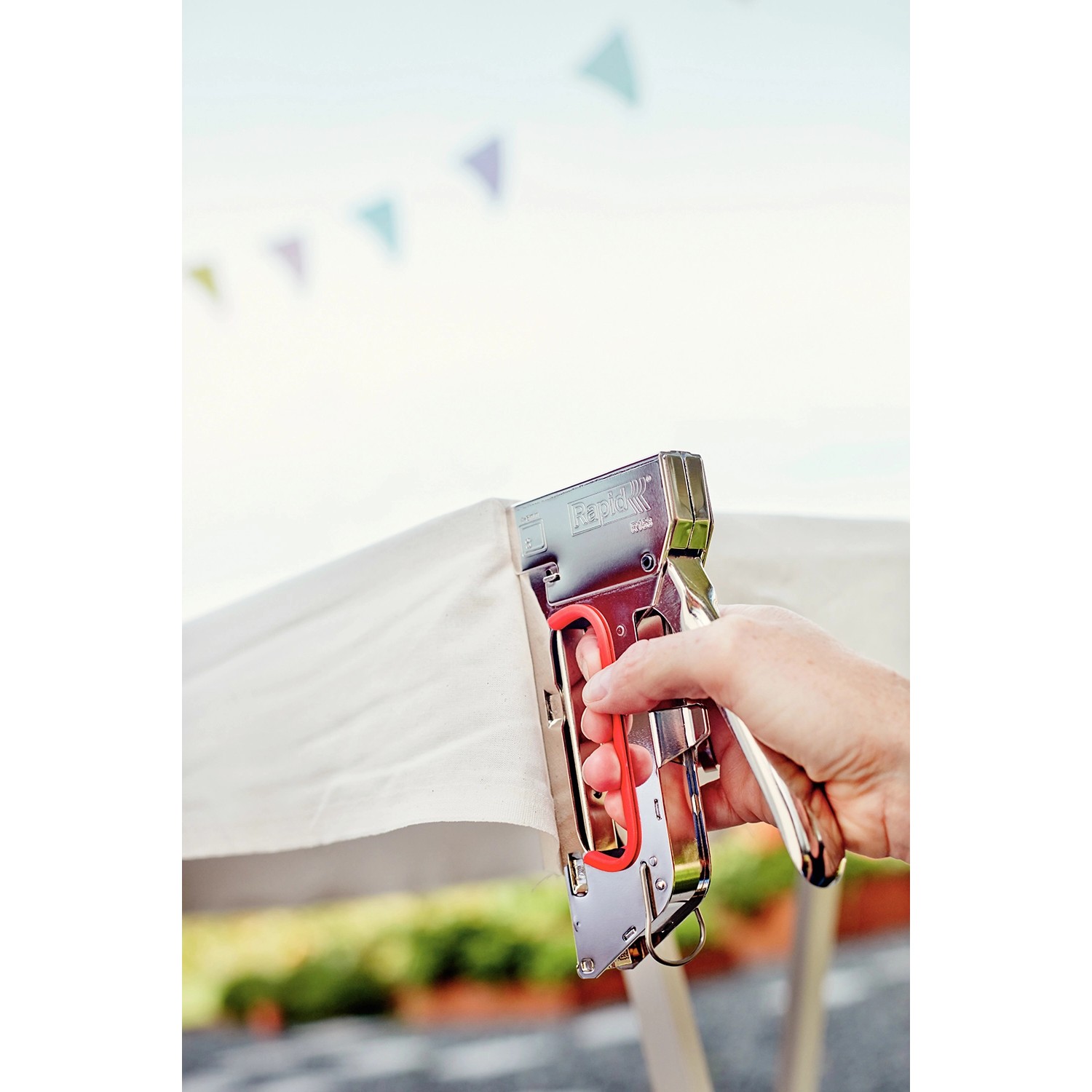 Rapid Handtacker R153 aus Stahl in Nutzung: Tacker zum Befestigen von Stoff.