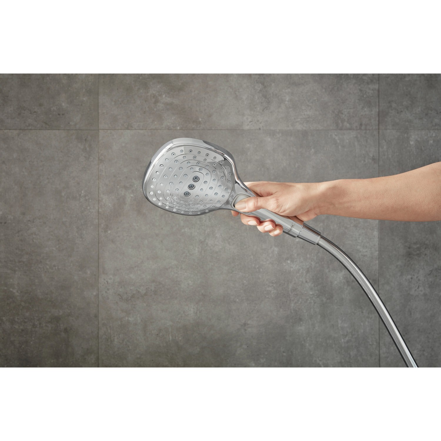 Hansgrohe Raindance Select E 120 Handbrause (3 Strahlarten) in Chrom gehalten.