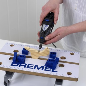 Dremel Multi Bohrfutter 4486 im Einsatz beim Bohren von Holz.