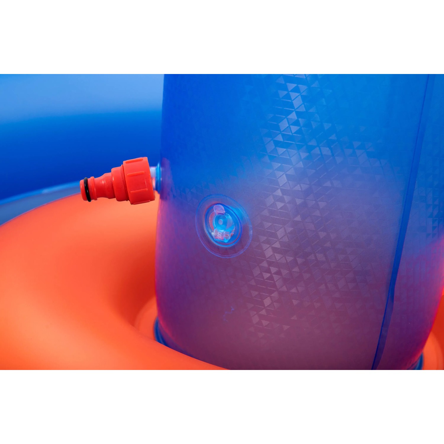 Detailaufnahme: Bestway Wasserspielcenter Unterwasserwelt mit Wasseranschluss und Ventil.