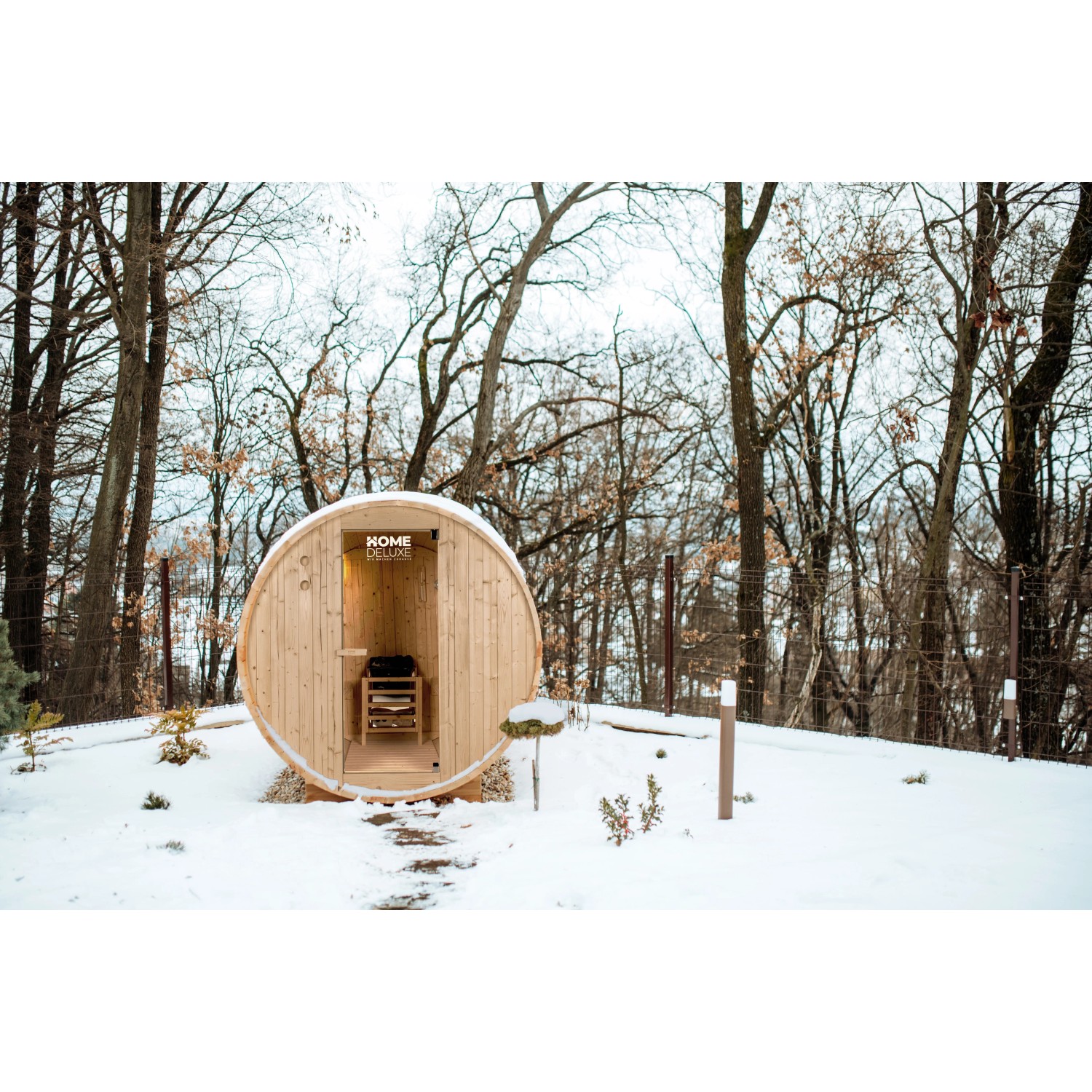 Outdoor Fasssauna Lahti aus Tannenholz in Natur L im Wintergarten, mit Saunazubehör.
