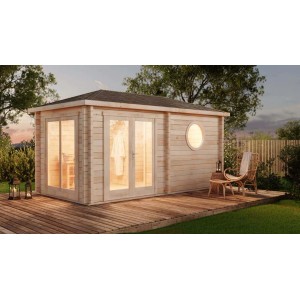 Naturbelassene Finntherm Gartensauna Pori-70 mit Walmdach und Terrasse im Garten.