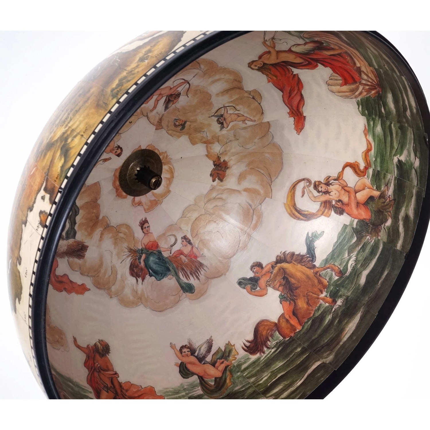 Globusbar A78: Detailansicht der Innenseite mit Gemälde. Weinregal mit antiker Weltkarte.