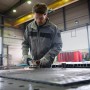 Bosch Professional GWS 14-125 Winkelschleifer im Einsatz beim Schleifen von Metall.