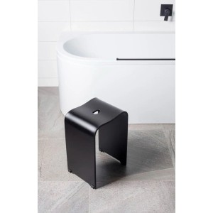 Freistehender, schwarzer, matter Badhocker aus Kunststoff mit Grifföffnung neben Badewanne. Für Dusche & Bad.