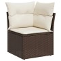 Braunes Ecksofa aus Rattan mit cremefarbenen Kissen, Teil der vidaXL Garten-Sofagarnitur.