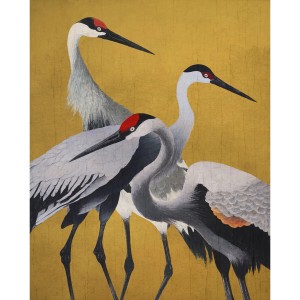 Komar Vliestapete Yellow Cranes: Fototapete mit drei eleganten Kranichen auf gelbem Grund.